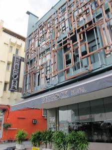 um edifício com uma placa para um hotel em Bedrock Hotel Ipoh em Ipoh