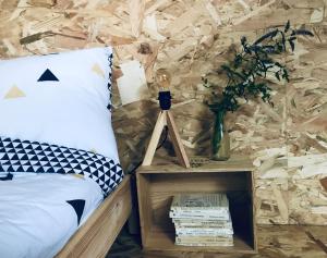 Una cama o camas en una habitación de La Grande Maraudeuse