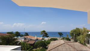 een uitzicht op de oceaan vanuit een gebouw bij Marina bay house in Rossano