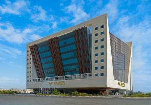 un revestimiento de un edificio con un cielo azul en el fondo en VIP Hotel Doha Qatar en Doha