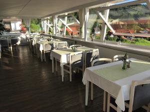 Restaurace v ubytování Hotel-Berggasthof Schwarzwaldperle + 37 fotografií