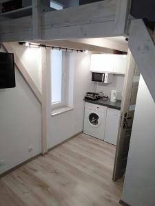 a small kitchen with a stove and a washing machine at Apartament LAWENDOWY in Sopot