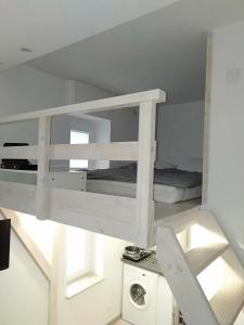 a room with a bunk bed and a washing machine at Apartament LAWENDOWY in Sopot
