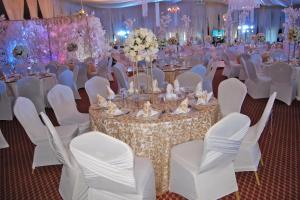 un salón de banquetes con sillas y mesas blancas y mesas con mesa en Imperial Resort Beach Hotel en Entebbe