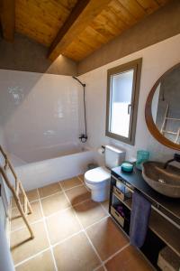 ein Badezimmer mit einer Badewanne, einem WC und einem Waschbecken in der Unterkunft La Pallissa de Cal Esquerrà in L'Espunyola