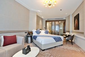 Un pat sau paturi într-o cameră la VIP Hotel Doha Qatar