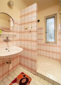 ein Bad mit einem Waschbecken und einem Spiegel in der Unterkunft Ubytovna Z-SPORT in Neustadt an der Mettau