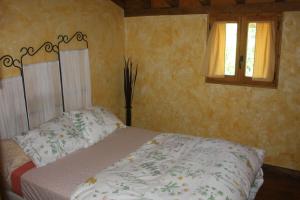 - une chambre avec un lit et une fenêtre dans l'établissement El Escondite del Miera, à San Roque de Ríomiera