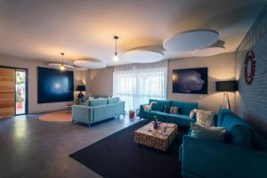 una sala de estar con sofás azules y una mesa. en Miluna, en Hormigos