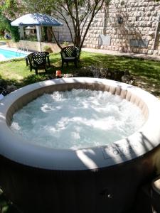 a hot tub in a backyard with a table and chairs at B&B Il Sognatore in Perugia