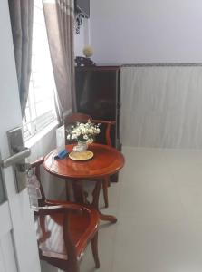 a small table with a vase of flowers on it at Minh Minh Hotel in Quy Nhon