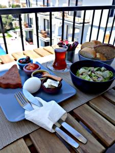 - une table avec une assiette de nourriture et un bol de nourriture dans l'établissement Karyada Hotel, à Çeşme