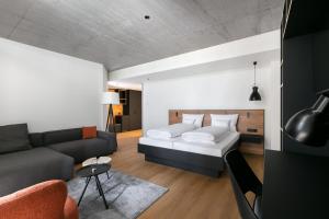 ein Schlafzimmer mit einem Bett und einem Sofa in der Unterkunft Fritz Lauterbad in Freudenstadt