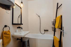Kúpeľňa v ubytovaní Cozy Blue House Apartment in heart of Old Town