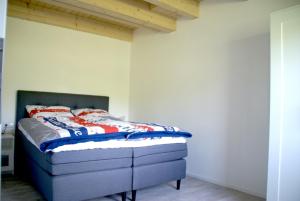 ein Schlafzimmer mit einem Bett in einem Zimmer in der Unterkunft Heid-Blick in Gomadingen