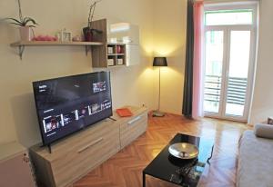 Televízia a/alebo spoločenská miestnosť v ubytovaní Orchidea Apartment Split in the Centre