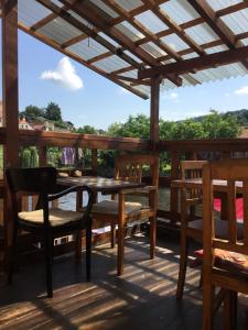 una mesa y sillas en una terraza con vistas al agua en Hostelskippy en Český Krumlov