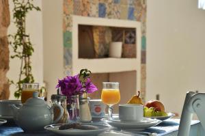 una mesa con un paño de mesa azul con una mesa de desayuno Sidx Sidx en Hotel Agave e Ginestra en Ventotene