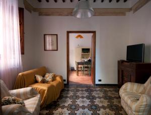聖朱利亞諾泰爾梅的住宿－Il Balconcino sulle Terme，带沙发和电视的客厅