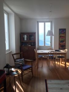 a living room with a dining room table and chairs at Ca' Dogana Vegia in Pugerna