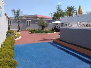 Blick auf einen Innenhof mit einem blauen Teppich in der Unterkunft L'INCANTO in Neapel