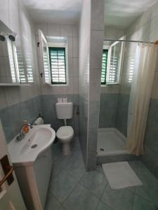 Koupelna v ubytování Apartmani Mira