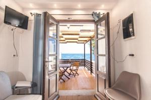 Habitación con puerta que da a un comedor con vistas al océano en Nisyros White Wave, en Mandrákion
