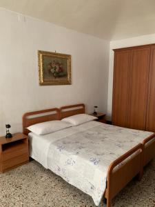 sypialnia z łóżkiem i zdjęciem na ścianie w obiekcie HOTEL ELENA w Turynie