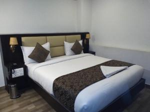Postel nebo postele na pokoji v ubytování saravanaa residency
