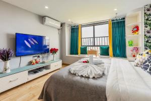 TV a/nebo společenská místnost v ubytování Lavendar Duplex Apartment