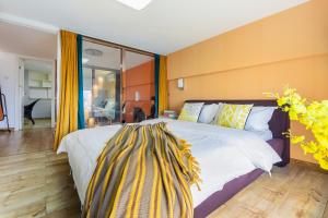 Postel nebo postele na pokoji v ubytování Lavendar Duplex Apartment