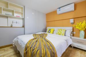 Postel nebo postele na pokoji v ubytování Lavendar Duplex Apartment