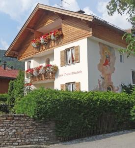 uma casa com caixas de flores nas janelas em Haus Maria Elisabeth em Mittenwald