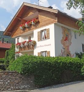 una casa con flores en las ventanas en Haus Maria Elisabeth, en Mittenwald