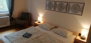 Rúm í herbergi á Fecske Home Zamárdi