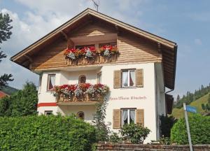 uma casa com caixas de flores nas janelas em Haus Maria Elisabeth em Mittenwald