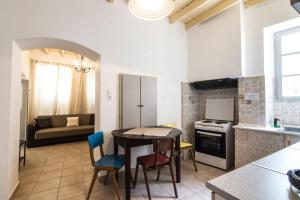cocina con mesa y sillas en una habitación en Nisyros Views, en Mandrákion