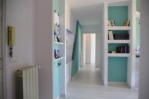 un corridoio con pareti bianche e blu e un radiatore di Tra cielo e mare a Gaeta