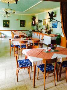 een eetkamer met tafels en stoelen en een restaurant bij Mooswirt in Ranten