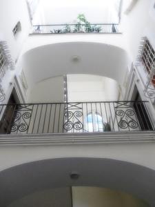 eine Wendeltreppe in einem Gebäude mit Balkon in der Unterkunft 4 Camere A Trani in Trani