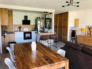 Kuchyň nebo kuchyňský kout v ubytování Appartement de charme idéalement situé