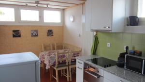 a small kitchen with a table and a tableablish at Bahnhöfli Faulensee in Faulensee