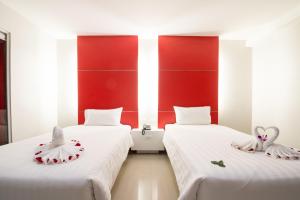 Postel nebo postele na pokoji v ubytování Alfresco Phuket Hotel