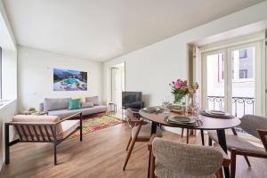 een woonkamer met een tafel en een bank bij Lisbon Best Choice Prime Apartments Alfama in Lissabon
