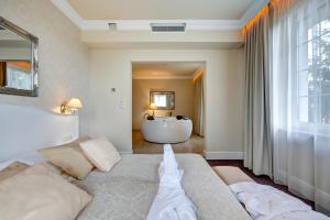 Łóżko lub łóżka w pokoju w obiekcie Hotel Afrodyta Business & Spa
