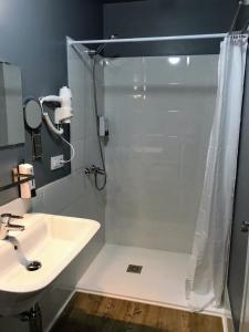 La salle de bains est pourvue d'une douche et d'un lavabo. dans l'établissement El Bahía Algeciras, à Algésiras