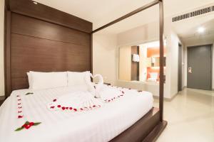 Postel nebo postele na pokoji v ubytování Alfresco Phuket Hotel