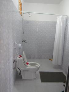 Ett badrum på Kivulini Lodge and Restaurant