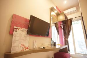 TV a/nebo společenská místnost v ubytování Viva Hotel Kediri, Azana Hotels Collection
