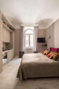een slaapkamer met een groot bed en een raam bij Apt.Prati L.T. (Vatican and center) in Rome